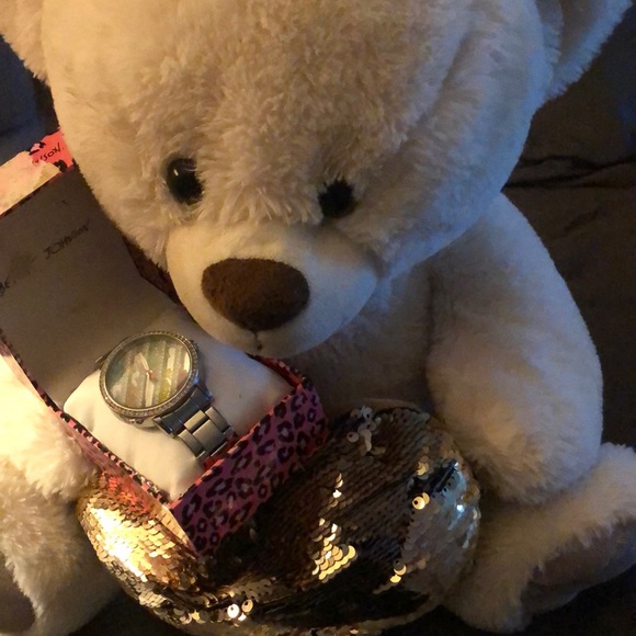 Beautiful Betsey Johnson timepiece - Picture 1 of 2